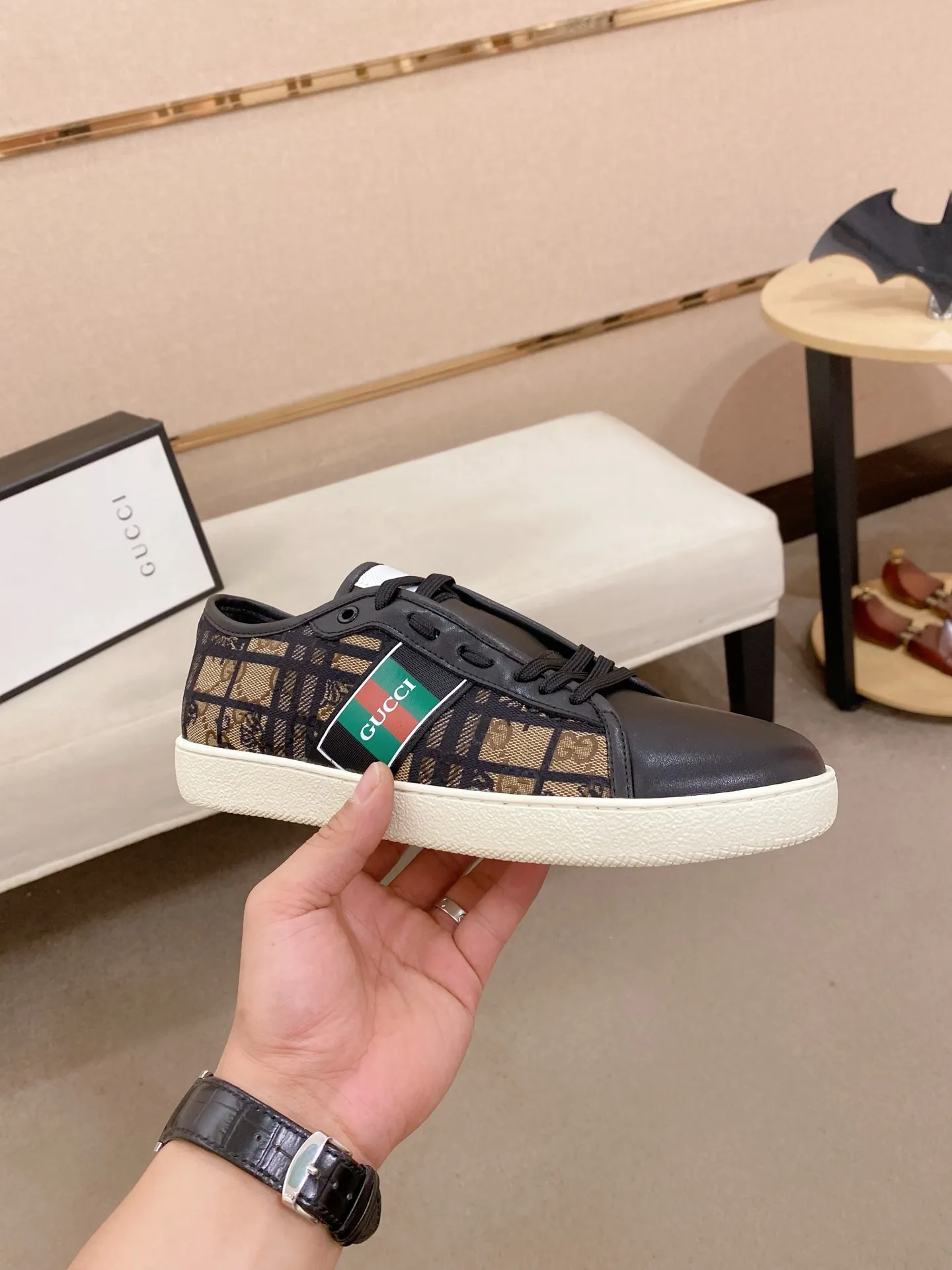 Factory price: 400💰 (GUCCI) The latest model from the official website 🎁🎁Casual and fashionable men's shoes👟, hot style 💥The version is simple and elegant, exclusive for trendy men. Unique official website latest brand elements 👑Gucci original decoration, fashionable and generous, the fabric is original cowhide ✅sheepskin lining, the official website specifies wear-resistant casual outsole, the classic model is taken in kind at the counter🎬38-44 (45 is not returned or exchanged)